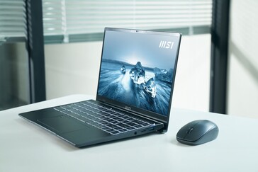 Das Prestige 14 Evo gibt es in den Farben Carbon Gray und Blue Stone (Bild: MSI)