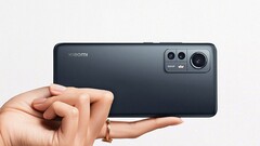 Xiaomi hat heute das neue Xiaomi 12 mit kompaktem 6,28 Zoll Display und Triple-Cam auf Basis eines 50 MP-Sensors vorgestellt.