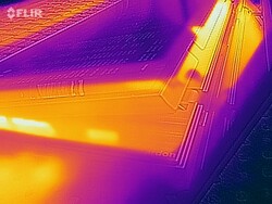 Die Oberfläche unter dem ScreenPad wird sehr warm.