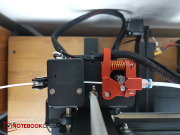 Der Weg des PLA: Durch den hakeligen, schwarzen Filamentsensor, über den noch hakeligeren roten Extruder