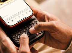 Das Clicks Power Keyboard erweitert das Apple iPhone um eine QWERTY-Tastatur. (Bildquelle: Clicks Technology)