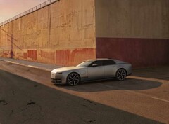 Jaguar Type 01 EV in der Abendsonne vor einer Mauer