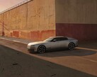 Jaguar Type 01 EV in der Abendsonne vor einer Mauer