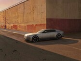 Jaguar Type 01 EV in der Abendsonne vor einer Mauer