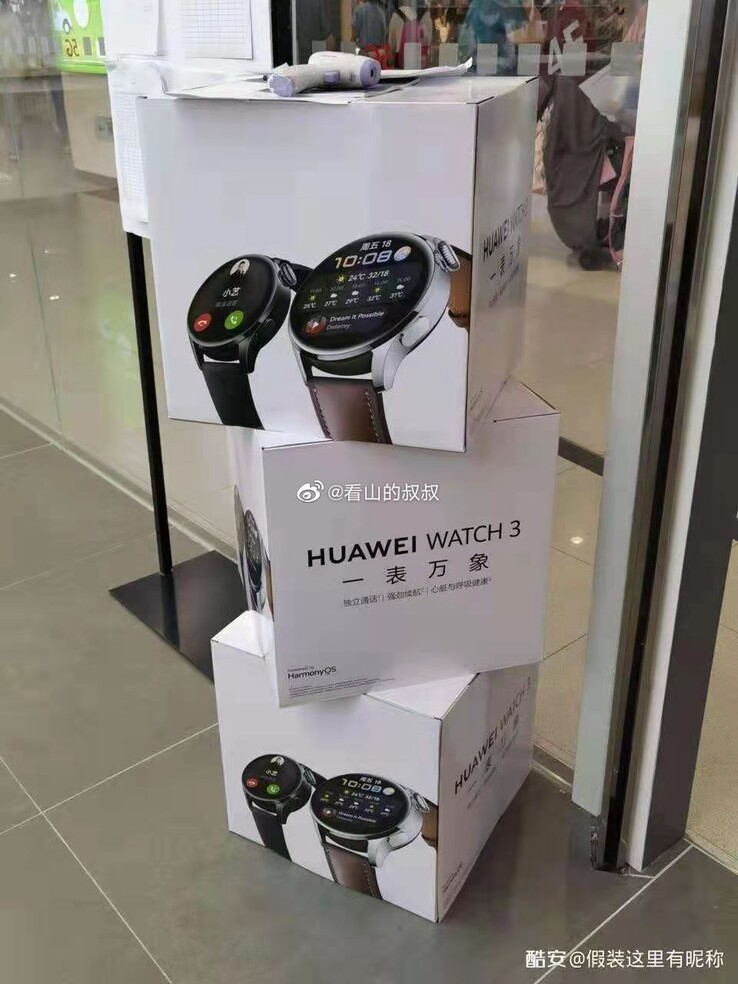 In China stehen Huawei Watch 3-Serie Promoboxen mit Renderbildern rum.