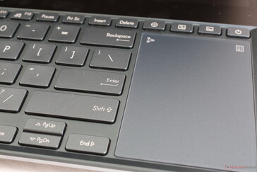 Ein kleines Touchpad für zwei 4K-UHD-Displays ist zwangsläufig unzureichend