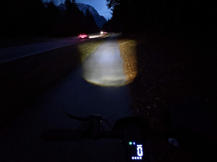 Der Niu KQi3 Max leuchtet den Rad weg aus, direkt vor dem Roller bleibt es dunkel