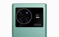 Das Vivo X80 Pro platziert die Periskop-Zoom-Kamera außerhalb des Kreises, in dem die übrigen Objektive sitzen. (Bild: Vivo)