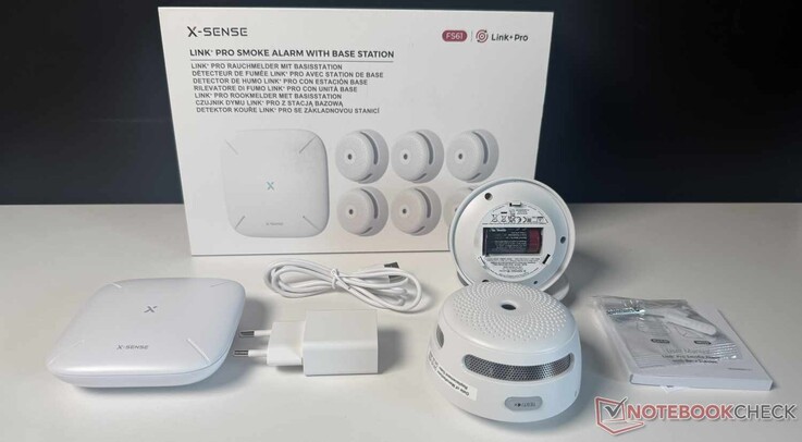 Lieferumfang des X-Sense XS01-M (FS61) - wobei hier nur zwei der insgesamt sechs Rauchmelder im Bild sind.