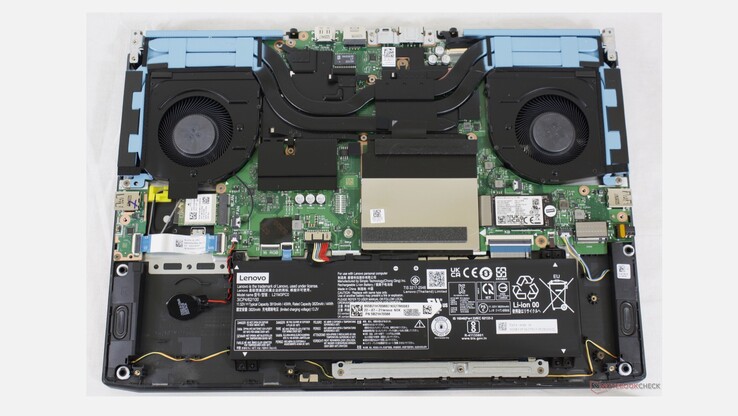 Das Lenovo IdeaPad Gaming 3 bietet Platz für eine zweite M.2-SSD und aufrüstbaren RAM. (Bild: Notebookcheck)