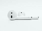 Apples AirPods dominieren den Markt komplett drahtloser Ohrhörer nach wie vor. (Bild: Kui Ye Chen, Unsplash)