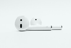 Apples AirPods dominieren den Markt komplett drahtloser Ohrhörer nach wie vor. (Bild: Kui Ye Chen, Unsplash)