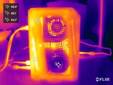 Asus ROG NUC 15 beim Stresstest (linke Seite)