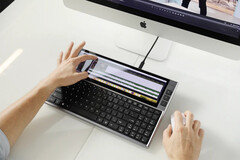 Diese Tastatur besitzt einen großen Touchscreen und eine RGB-Hintergrundbeleuchtung. (Bild: FICIHP)