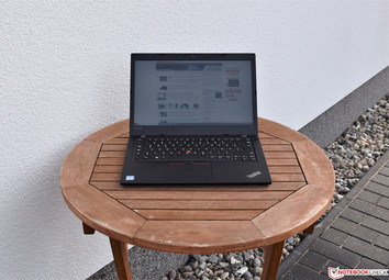 Das Lenovo ThinkPad L480 im Schatten