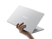 Das Xiaoxin Air 13 kostet in China umgerechnet etwa 740 Euro. Im Bild: ein Werbefoto, welches das schlanke und leichte Design des Laptops zeigt.