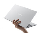 Das Xiaoxin Air 13 kostet in China umgerechnet etwa 740 Euro. Im Bild: ein Werbefoto, welches das schlanke und leichte Design des Laptops zeigt.