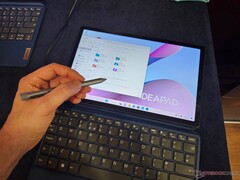 Das Lenovo IdeaPad Duet 3i präsentiert sich als Windows-Tablet, das mit Tastaturhülle zum Laptop umfunktioniert werden kann. (Bild: Notebookcheck)