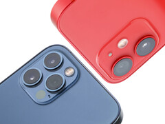 Im Vergleich: Apple iPhone 12 Pro (blau) und iPhone 12 mini (rot)