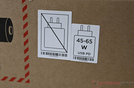 Piktogramme als Hinweis auf der Verpackung am Lenovo IdeaPad Slim 3 15ARP10