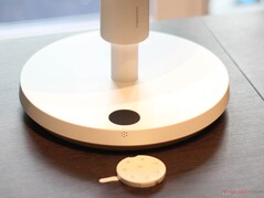 Mitgeliefert wird eine Fernbedienung, die Bedienung ist auch am Gerät selbst möglich