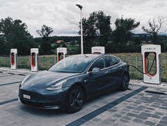 Wer sein Tesla Model 3 auf einem Supercharger-Platz abstellt, der wird sein Fahrzeug normalerweise auch wirklich laden (Bild: Dario)