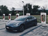 Wer sein Tesla Model 3 auf einem Supercharger-Platz abstellt, der wird sein Fahrzeug normalerweise auch wirklich laden (Bild: Dario)
