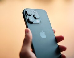 Das Apple iPhone soll in diesem Jahr umfangreiche Upgrades erhalten, inklusive Gehäuse aus Titan. (Bild: Quinn Battick)