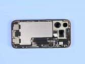 Das Apple iPhone 17 Pro soll wie das abgebildete iPhone 16 Pro einen Akku mit Metallgehäuse besitzen. (Bildquelle: iFixit)