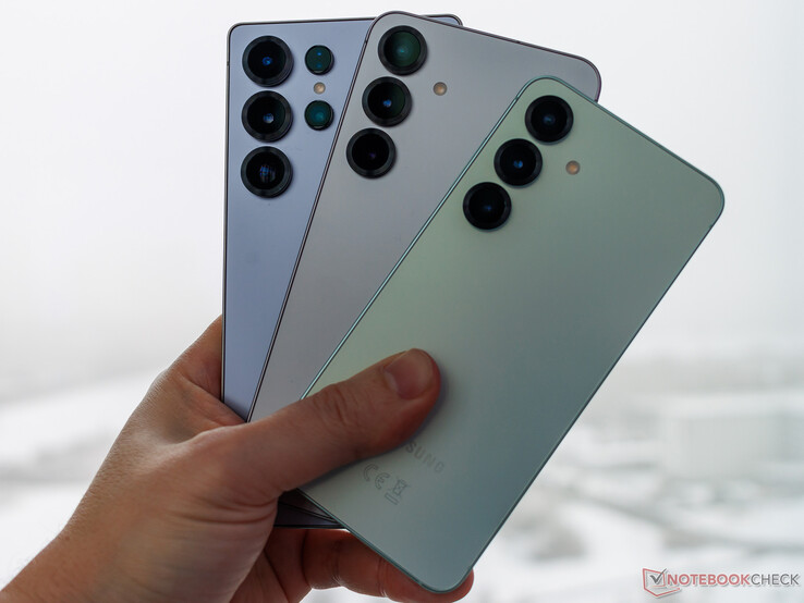 Samsung Galaxy S25 (Mint), Galaxy S25+ (Silver Shadow), und Galaxy S25 Ultra (Icyblue)