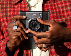 Die Instax Wide Evo nimmt Fotos digital auf, druckt diese aber auf Sofortbild-Film. (Bildquelle: Fujifilm)