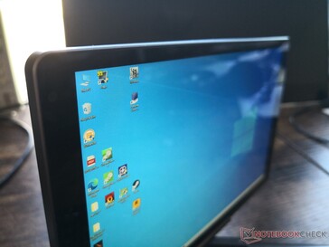 Beachten Sie, dass sich die Webcam in der Ecke des Bildschirms befindet und somit nicht mit dem Benutzer zentriert ist