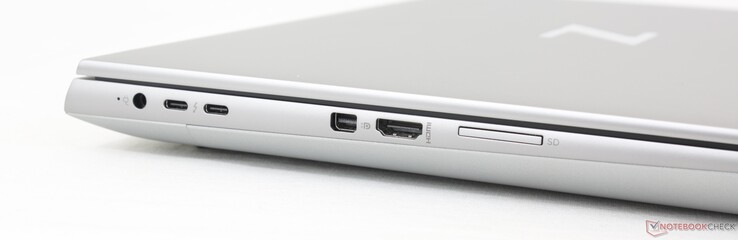 Links: AC-Adapter, 2x USB-C 3.2 Gen. 2 inkl. Thunderbolt 4 + DisplayPort 1.4, mini-DisplayPort 1.4, HDMI 2.1, SD-Kartenleser. Man beachte die USB-C-Anschlüsse und den AC-Stromanschluss