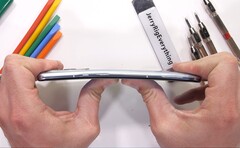 Das OnePlus 9 Pro überlebt im Durability-Test, spannend wäre, wie gut sich das reguläre OnePlus 9 mit glasverstärktem Kunststoffgehäuse im Bend-Test bewährt.