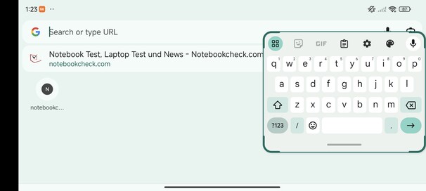 Das nachträglich installierte Google Gboard im Querformat ...