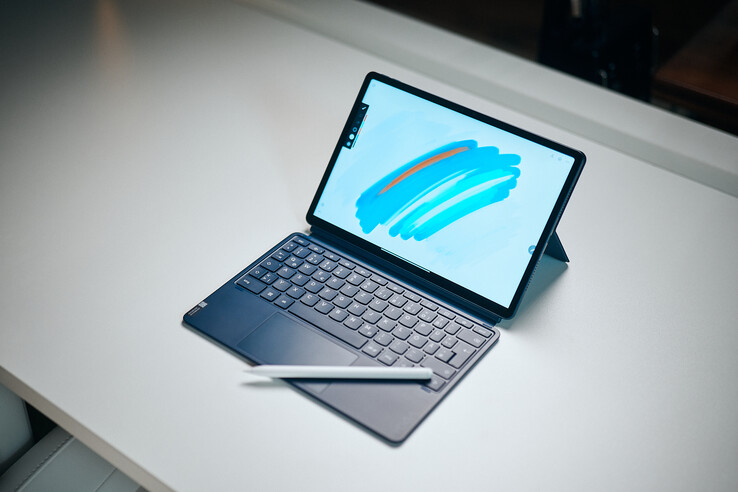 Das Lenovo Yoga Tab steht mit geöffneter Zeichen-App auf einer Tastatur, davor liegt der weiße Lenovo Tab Pen Pro 2.