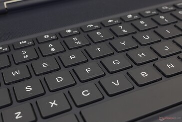 Nur Zonen-RGB-Beleuchtung. RGB pro Taste ist nur für die Area-51 verfügbar