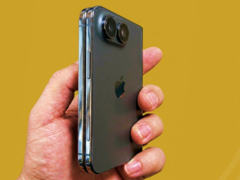 Hands-on-Foto des iPhone Ultra/Fold Dummy-Modells.