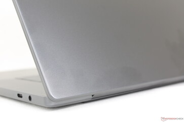 Die glatten, dunkelgrauen Oberflächen ziehen Fingerabdrücke leichter an als beim letztjährigen Design