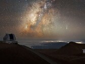 Die Aufnahme zeigt den Kometen Lemmon und die Milchstraße über Hawaii. (Bildquelle: International Gemini Observatory/NOIRLab/NSF/AURA; Bildbearbeitung: M. Rodriguez (International Gemini Observatory/NSF NOIRLab) & M. Zamani (NSF NOIRLab))