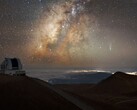 Die Aufnahme zeigt den Kometen Lemmon und die Milchstraße über Hawaii. (Bildquelle: International Gemini Observatory/NOIRLab/NSF/AURA; Bildbearbeitung: M. Rodriguez (International Gemini Observatory/NSF NOIRLab) & M. Zamani (NSF NOIRLab))