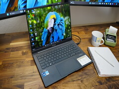 Asus Zenbook 14X UX3404V mit farbenfrohem OLED-Display