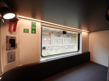 Schlafwagen mit Halterung für Smartphones (links). (Foto: Andreas Sebayang/Notebookcheck.com)