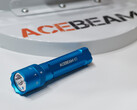 Acebeams K1, hier in der Special Edition mit Cyan-Laser, soll auch mit rotem Licht weißem Hauptlicht und grünem Laser auf den Markt kommen.