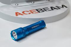 Acebeams K1, hier in der Special Edition mit Cyan-Laser, soll auch mit rotem Licht weißem Hauptlicht und grünem Laser auf den Markt kommen.