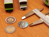 Größenvergleich: Eine reguläre 2-Euro-Münze, die 10-EuroMünze mit dem roten Polymer-Ring und die 5-Euro-Münze mit dem Motiv der Ariane 6.