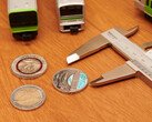 Größenvergleich: Eine reguläre 2-Euro-Münze, die 10-EuroMünze mit dem roten Polymer-Ring und die 5-Euro-Münze mit dem Motiv der Ariane 6.