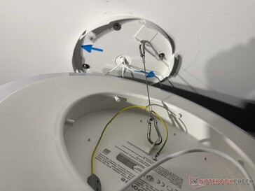 Lampe einhängen, verkabeln und festdrehen - fertig.