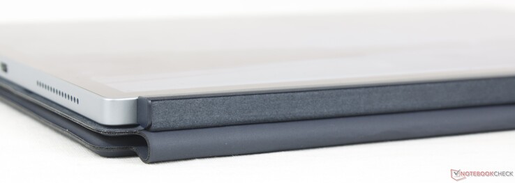 Unterseite: Pogo Pins zum Anschließen des Tastatur-Docks