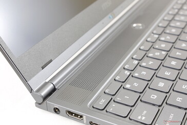 Die kleinen Scharniere sind groß genug, um Hin- und Herwippen beim Tippen zu verhindern